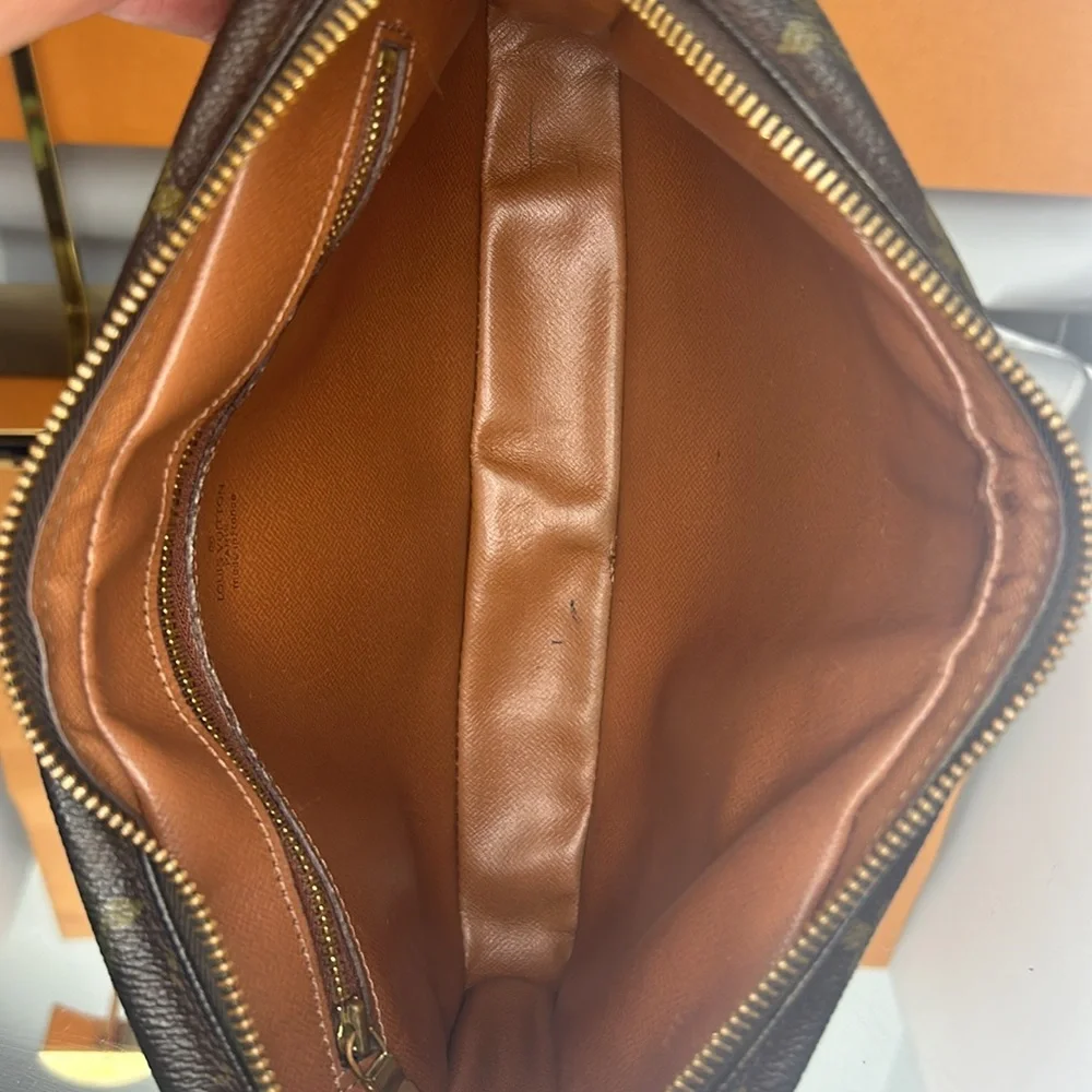 LOUIS VUITTON Louis Vuitton Clutched Bag